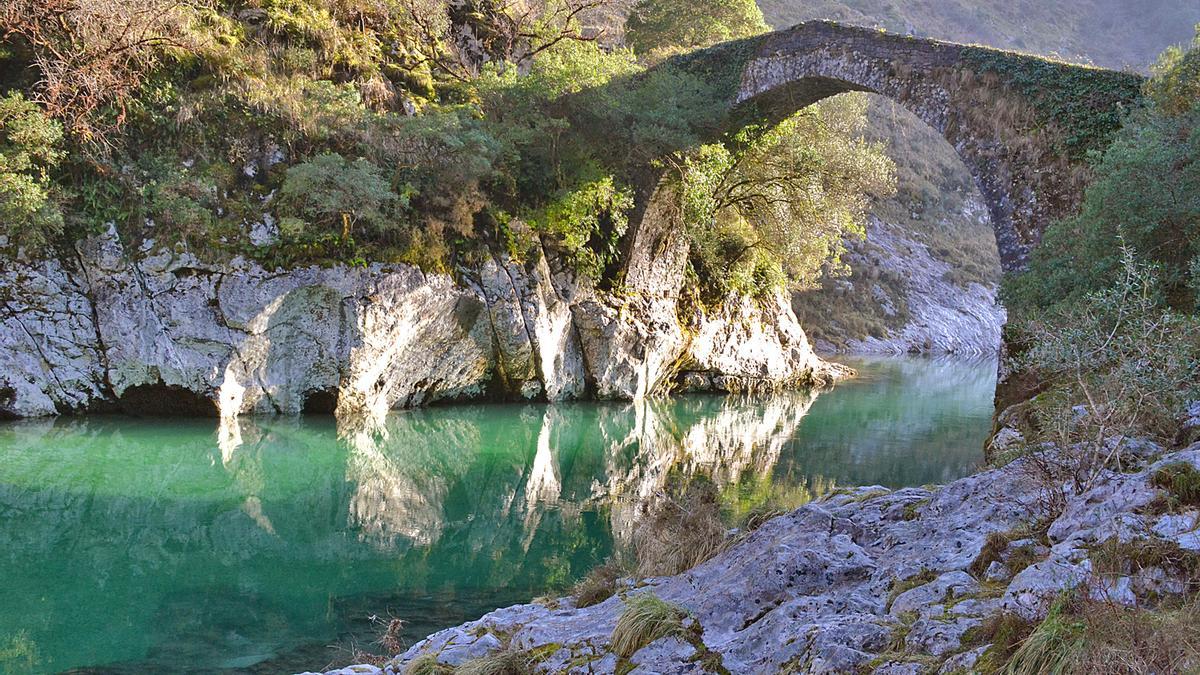 El puente La Vidre, contemplado desde una de las orillas del río Cares.