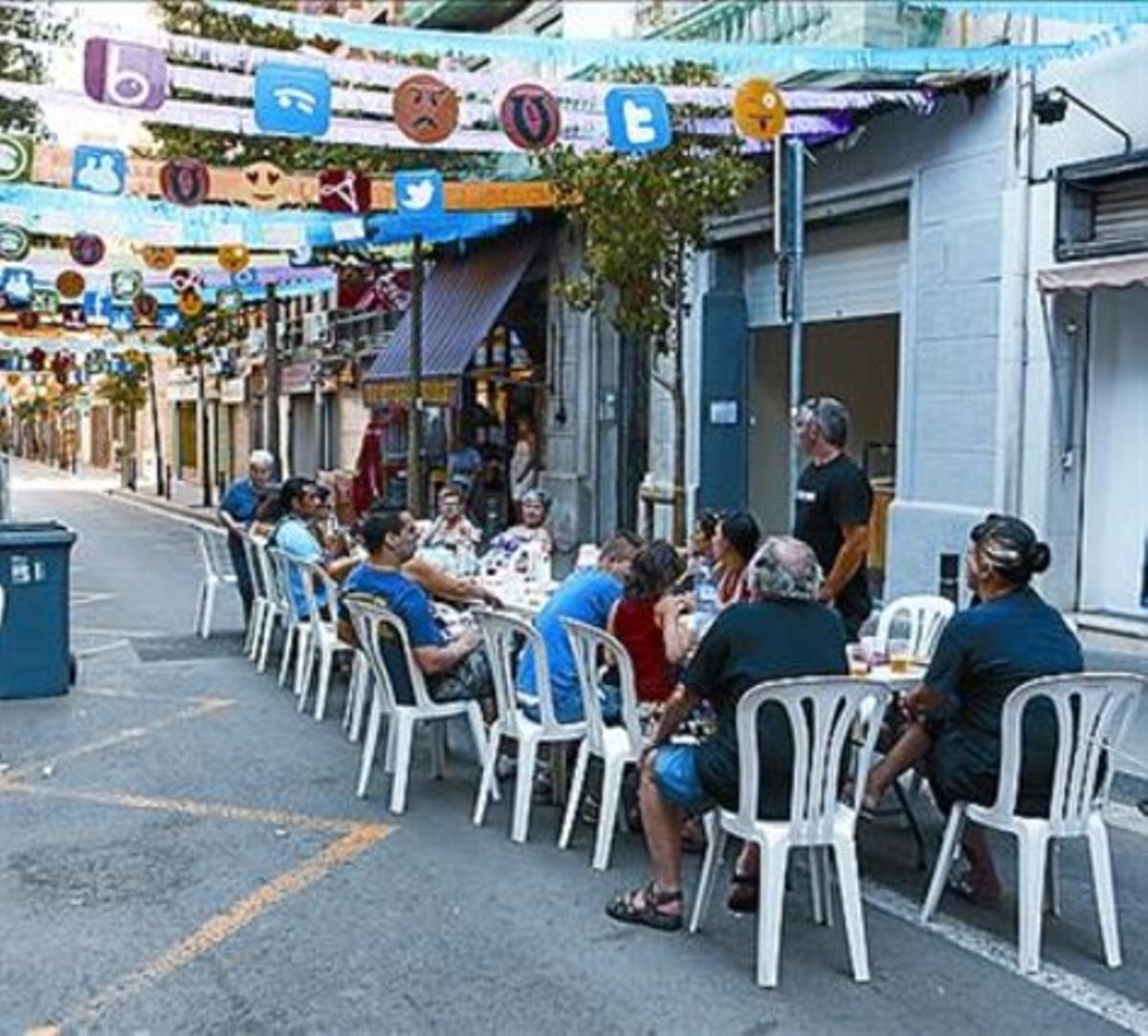 Preparatius ahir a Sants. A dalt, el carrer d’Alcolea d’e Baix. A l’esquerra, el de Finlàndia i a la dreta, el de Galileu.