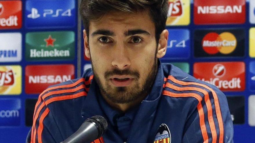 Andre Gomes en una roda de premsa amb el València