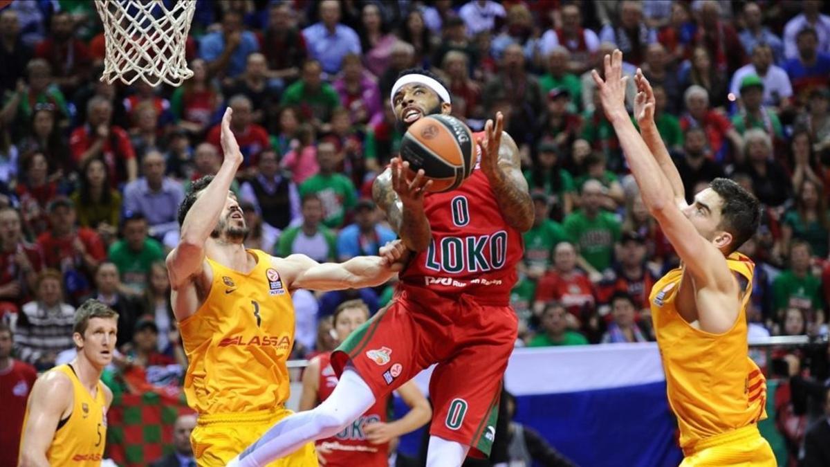 Delaney, del Lokomotiv Kuban Krasnodar, intenta anotar ante Pau Ribas y Tomas Satoransky.