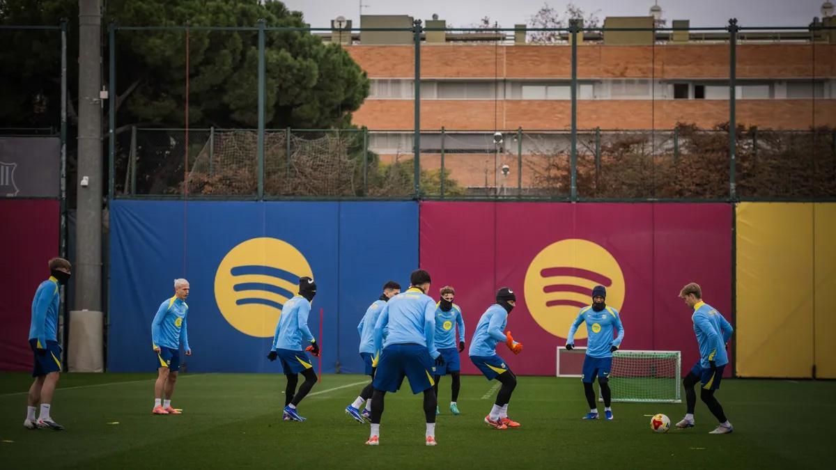 Último entrenamiento del FC Barcelona antes de viajar hacia Arabia Saudita para la Supercopa
