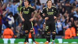Toni Kroos y Luka Modric, tras ser eliminados el curso pasado ante el Manchester City en Champions.