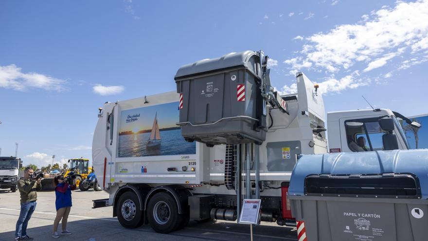 Torrevieja estrena 188 vehículos de recogida de basuras y limpieza viaria