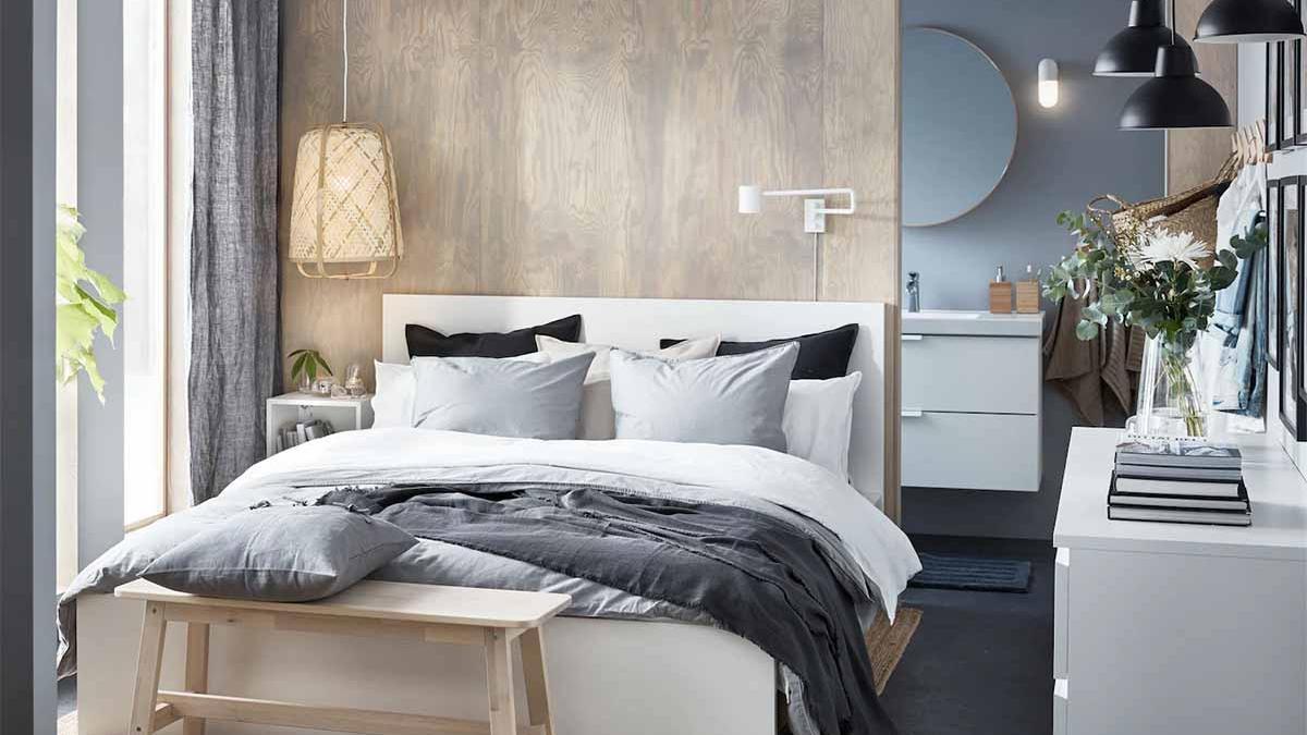 Dormitorio de Ikea con cama con espacio de almacenaje, cómoda, lámparas...