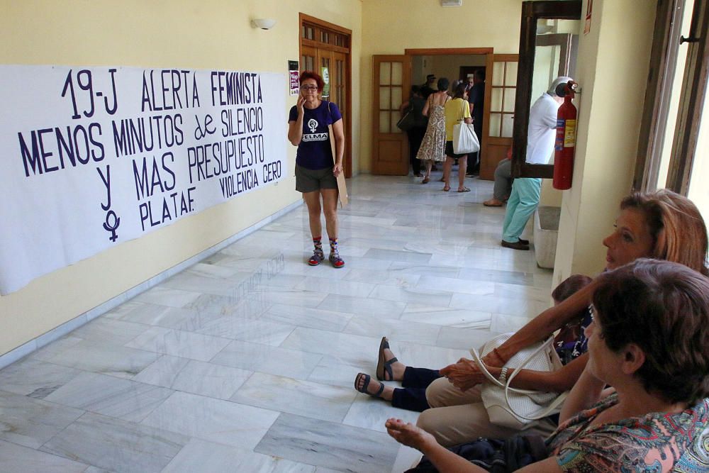 La plataforma tenía previsto hacer un encierro en el Ayuntamiento para exigir al Estado más presupuestos para luchar contra la violencia de género. Antes, han leído un comunicado en la puerta del cons