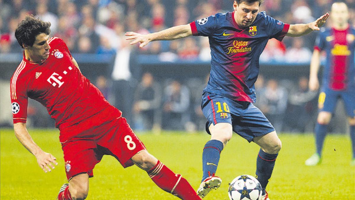 Messi con Javi Martínez en la semifinal de la Champions del 2013