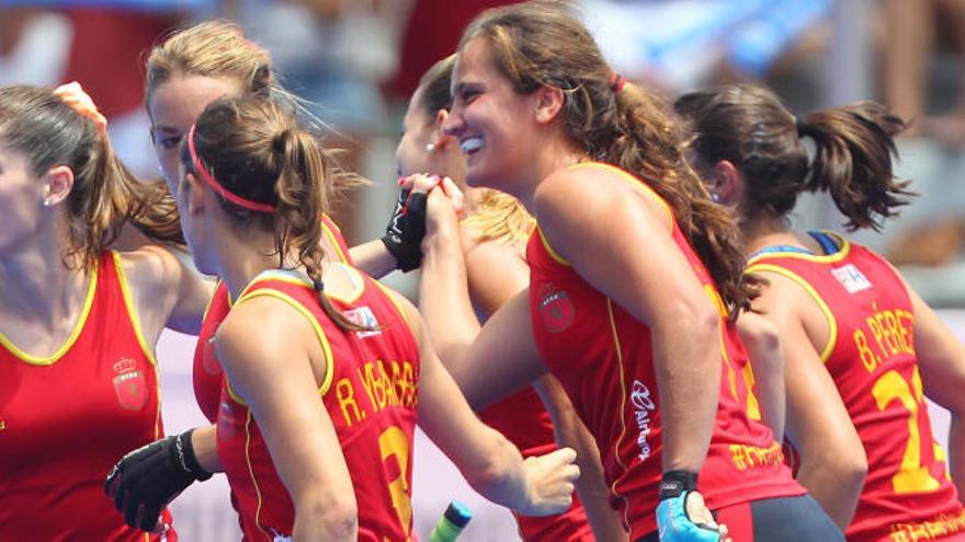 Lola Riera celebra un tanto con las RedSticks