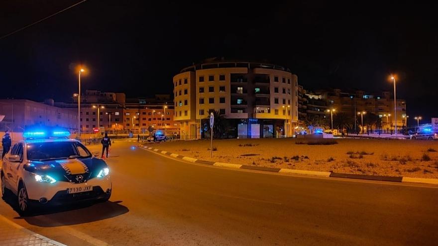 Control de la Policía Local en Orihuela para hacer cumplir las medidas restrictivas, como el toque de queda