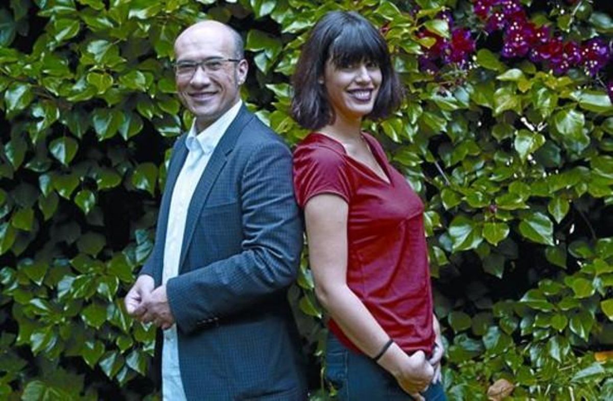 Gaspar Hernàndez, subdirector de ’Bricolatge emocional’, i Flora Saura, la seva copresentadora. Gaspar Hernàndez, subdirector de ’Bricolatge emocional’, i Flora Saura, la seva copresentadora.