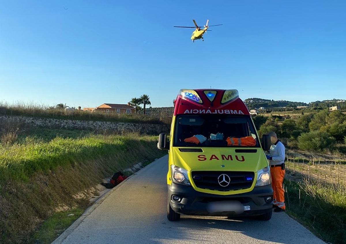 Imagen del helicóptero medicalizado que ha atendido al joven en Teulada.