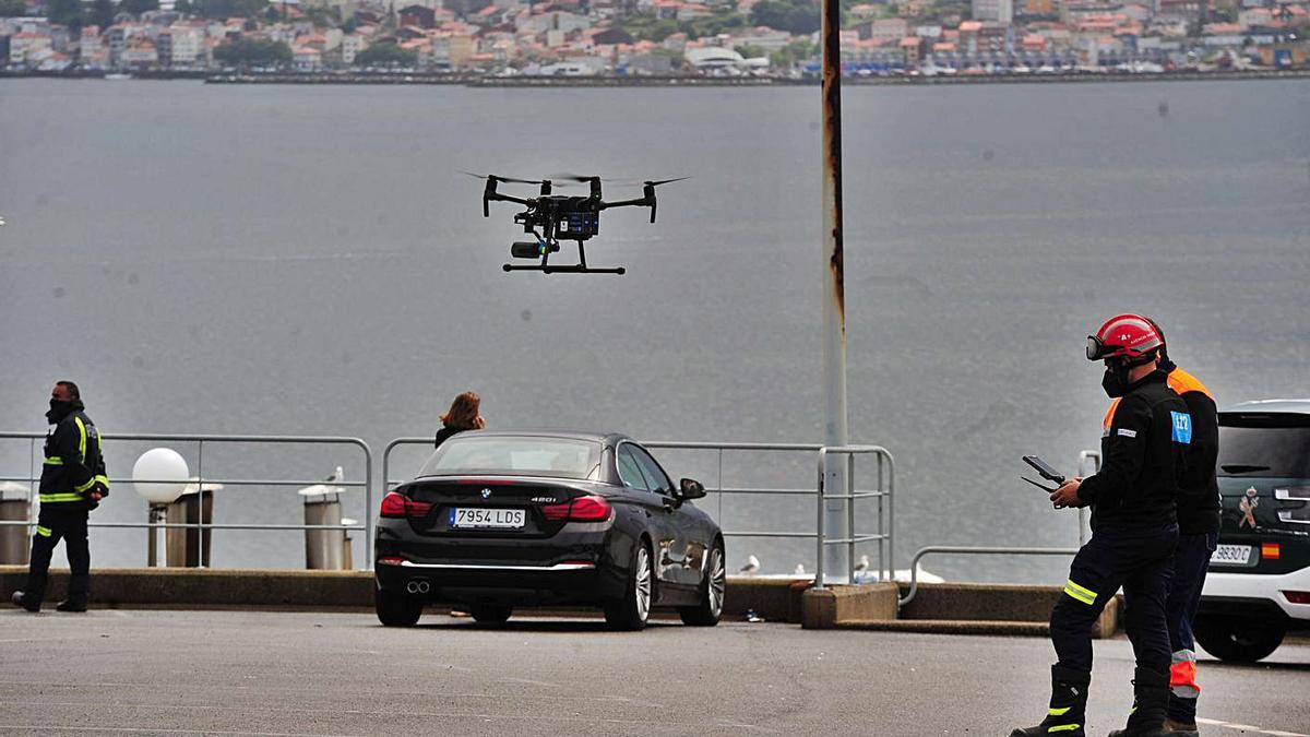 Los bomberos utilizaron un dron para sobrevolar la zona afectada. |   // IÑAKI ABELLA