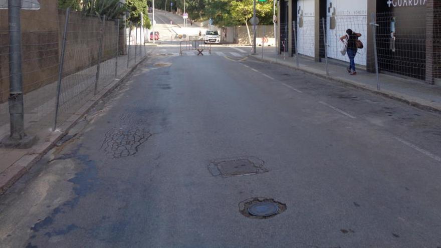 El carrer Damas Calvet de Figueres, previ a les obres que s&#039;estan executant.