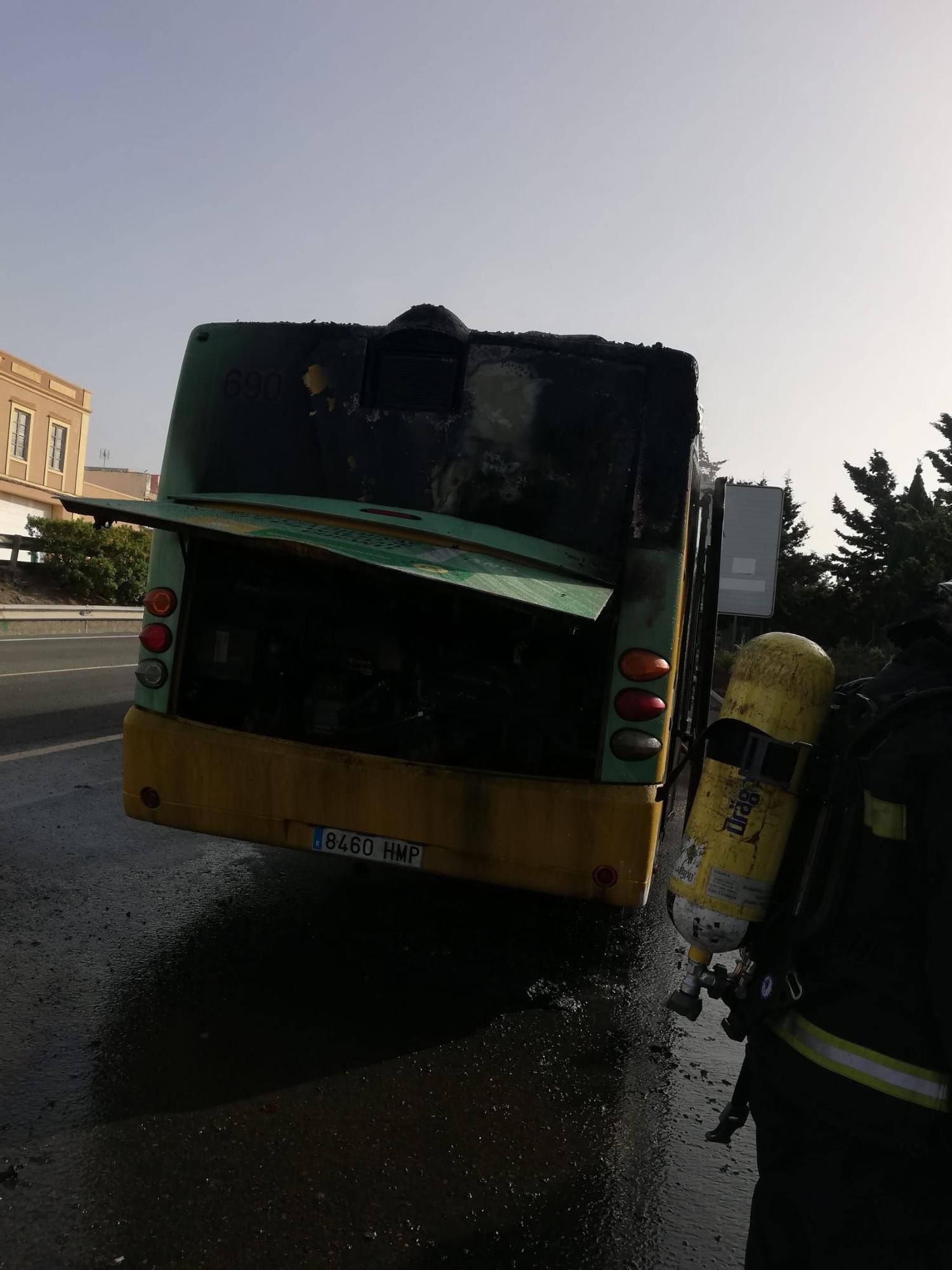 Incendio de una guagua municipal en Las Palmas de Gran Canaria