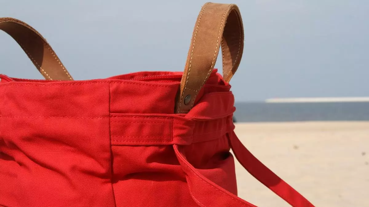 Así es la bolsa para la playa XXL más vendida de Amazon: plegable, completa y perfecta para viajar