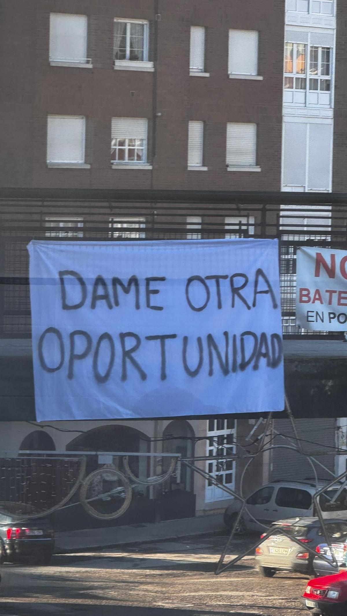 El cartel colocado en el puente de la estación de autobuses.