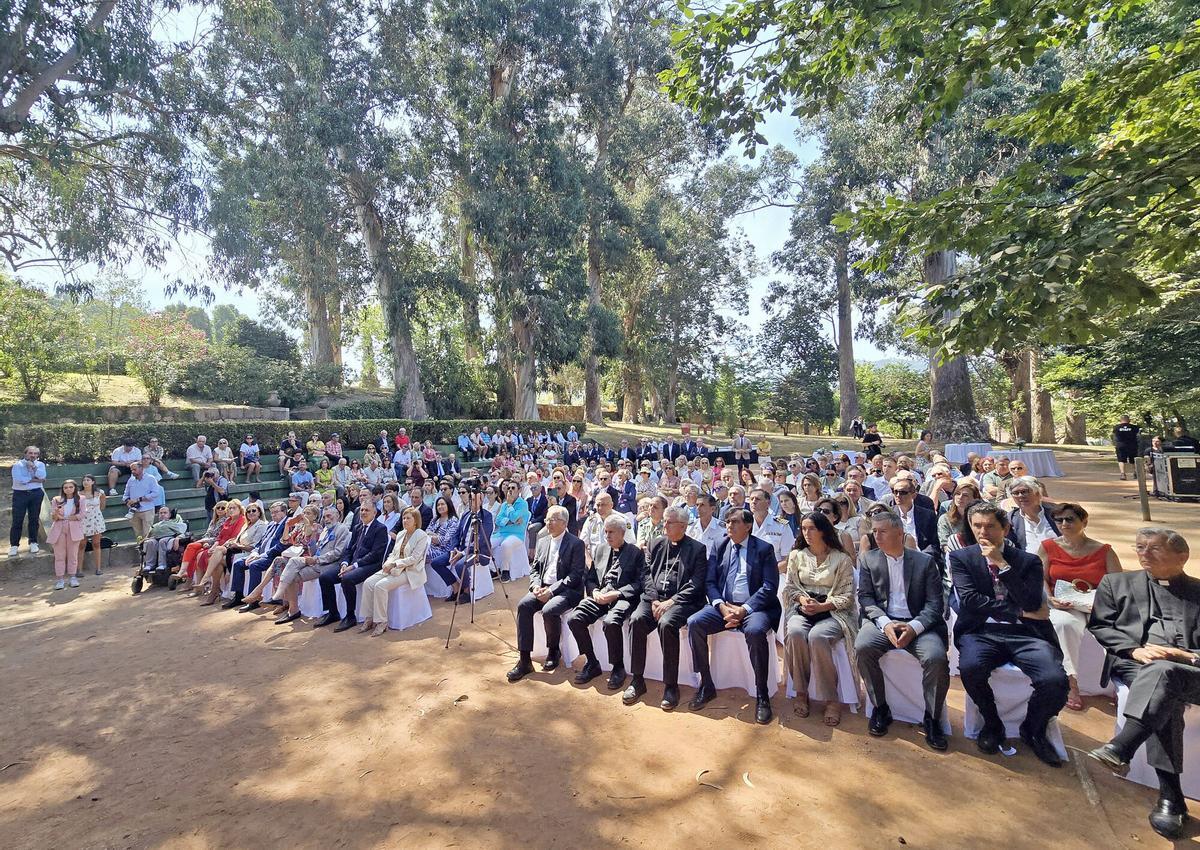 El pazo de Quiñones de León, en Castrelos, acogió este sábado el pregón de las Fiestas del Santísimo Cristo de la Victoria. Marora Martín-Caloto, hermana mayor de la Cofradía fue la encargada de inaugurar el acto. Después, intervino Marián Mouriño, pregonera y actual presidenta del Celta. Abel Caballero, alcalde de Vigo, se ocupó de la clausura del evento.