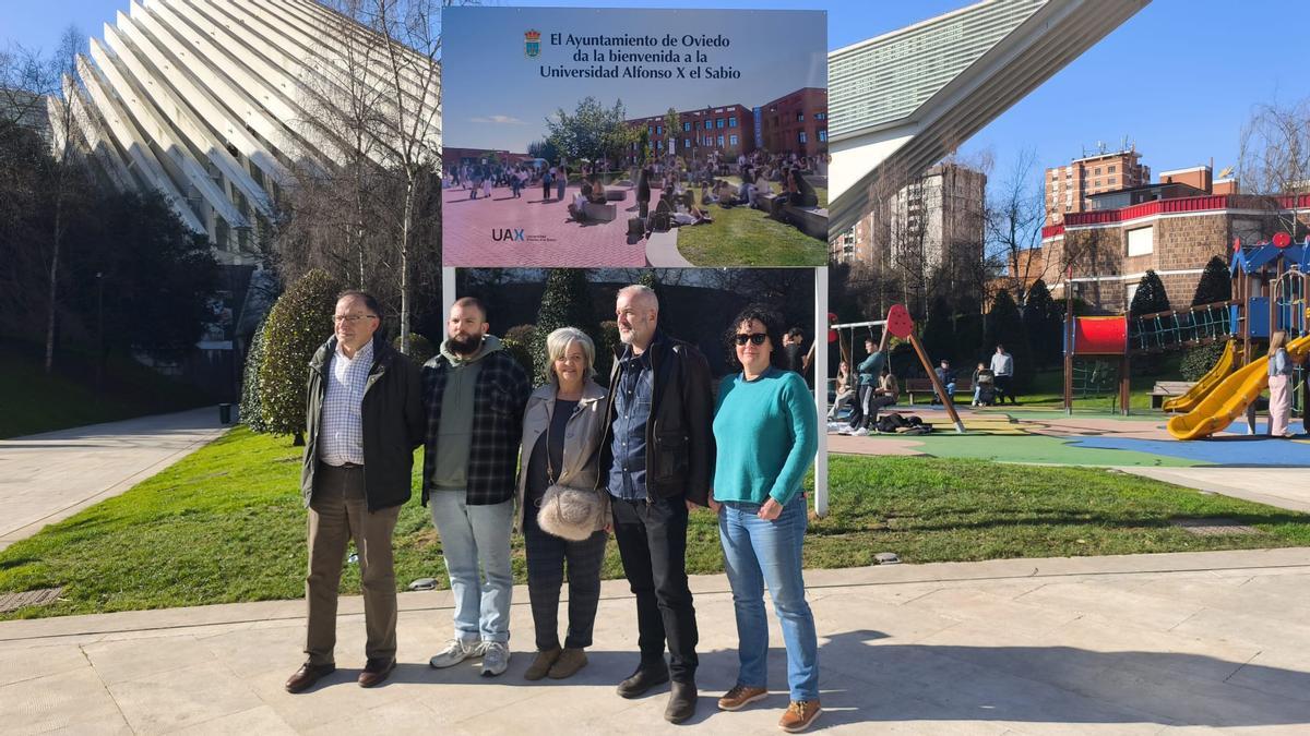 Por la izquierda, José Antonio García, Daniel Puente, Ángeles Fal, Alejandro Lombilla e Igone Aroca, ante el Calatrava.