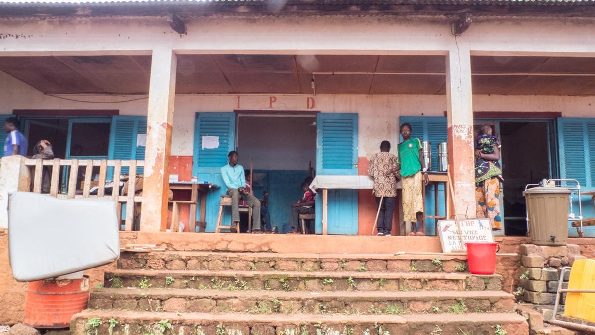 Entrada del área de pacientes en el hospital de Zemio.