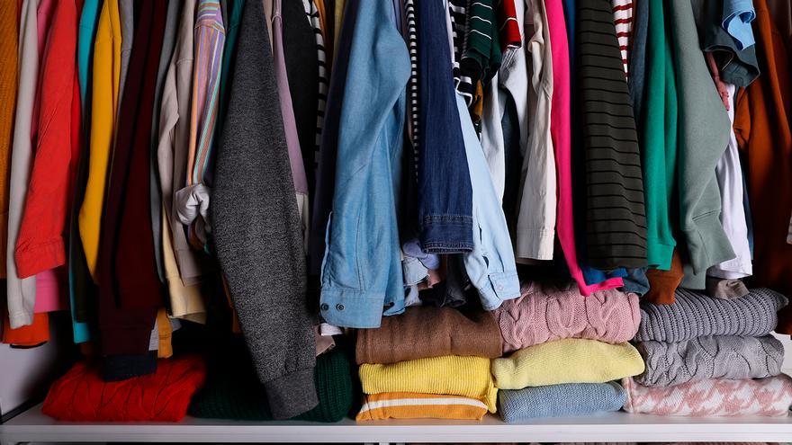 Adiós al armario: la solución para las estanterías que ordenará tu ropa
