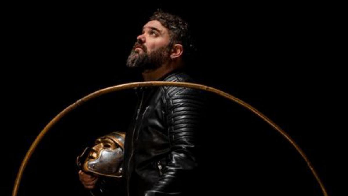 Abraham Cupeiro, con un cornu romano.
