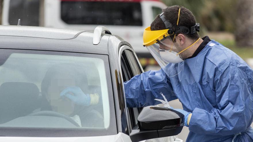 El Hospital de Sant Joan empieza a hacer pruebas de Covid-19 a pacientes en sus coches