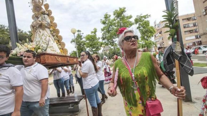 La romería del Rocío reúne a decenas de fieles en Torrevieja