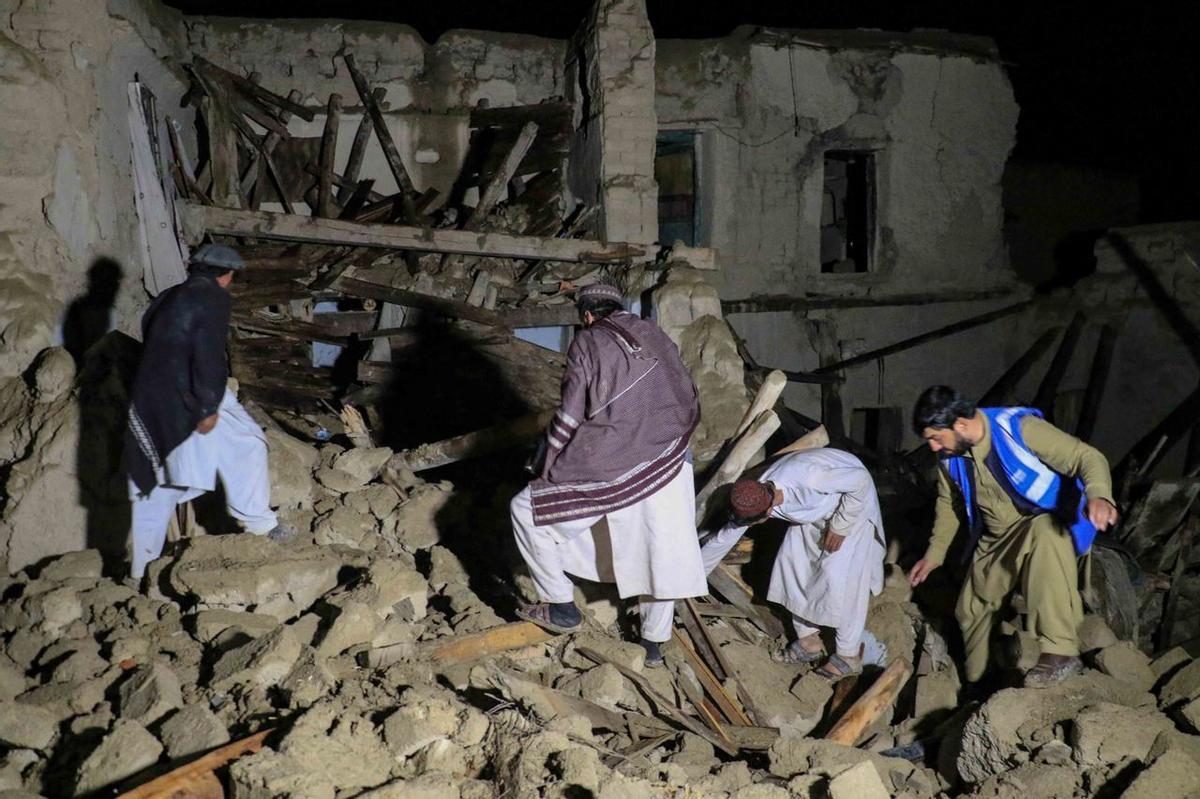 Gayan (Afghanistan), 22/06/2022.- Rescue workers and local residents survey a damaged house after an earthquake in Gayan village in Paktia province, Afghanistan, 22 June 2022. More than 1,000 people were killed and over 1,500 others injured after a 5.9 magnitude earthquake hit eastern Afghanistan before dawn on 22 June, Afghanistan’s state-run Bakhtar News Agency reported. According to authorities the death toll is likely to rise. (Terremoto/sismo, Afganistán) EFE/EPA/STRINGER BEST QUALITY AVAILABLE