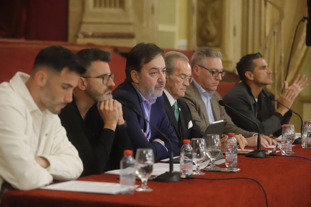 La mesa redonda en el Real Círculo de la Amistad, con protagonistas del Córdoba CF, en imágenes