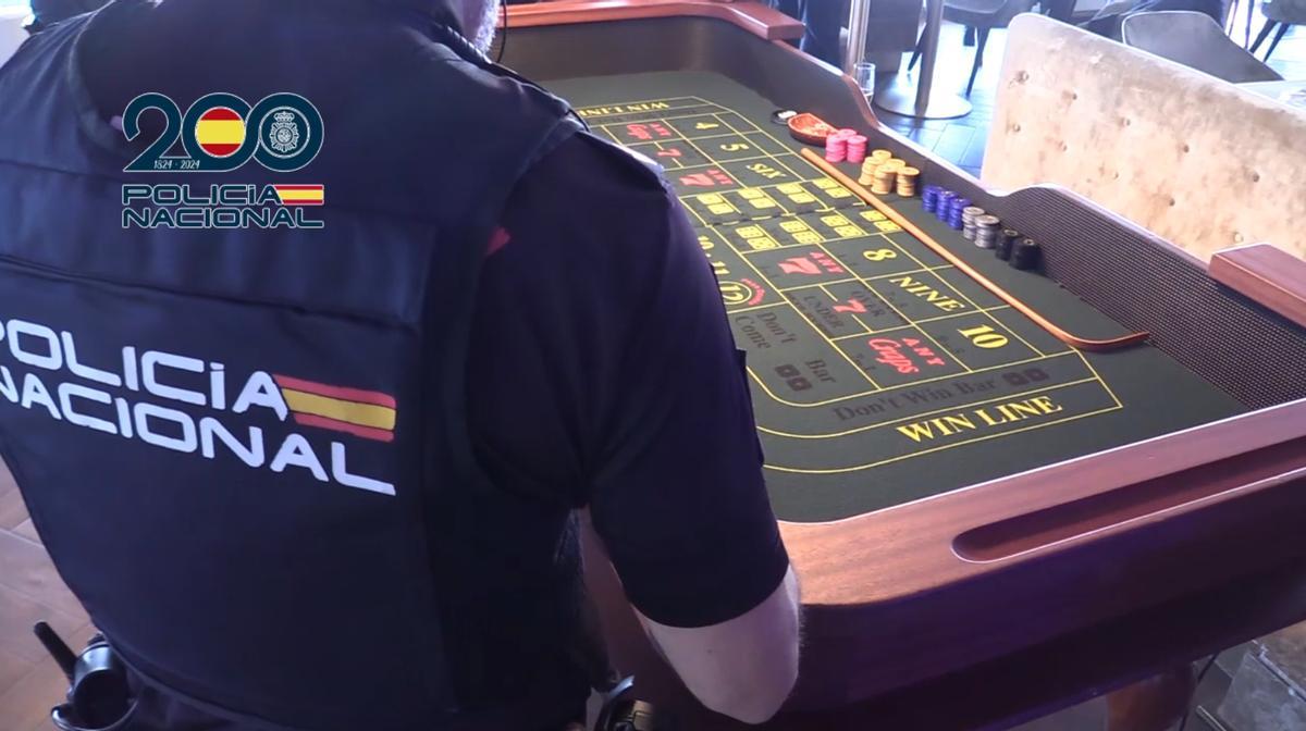 Un policía, junto a una de la mesas del casino clandestino.