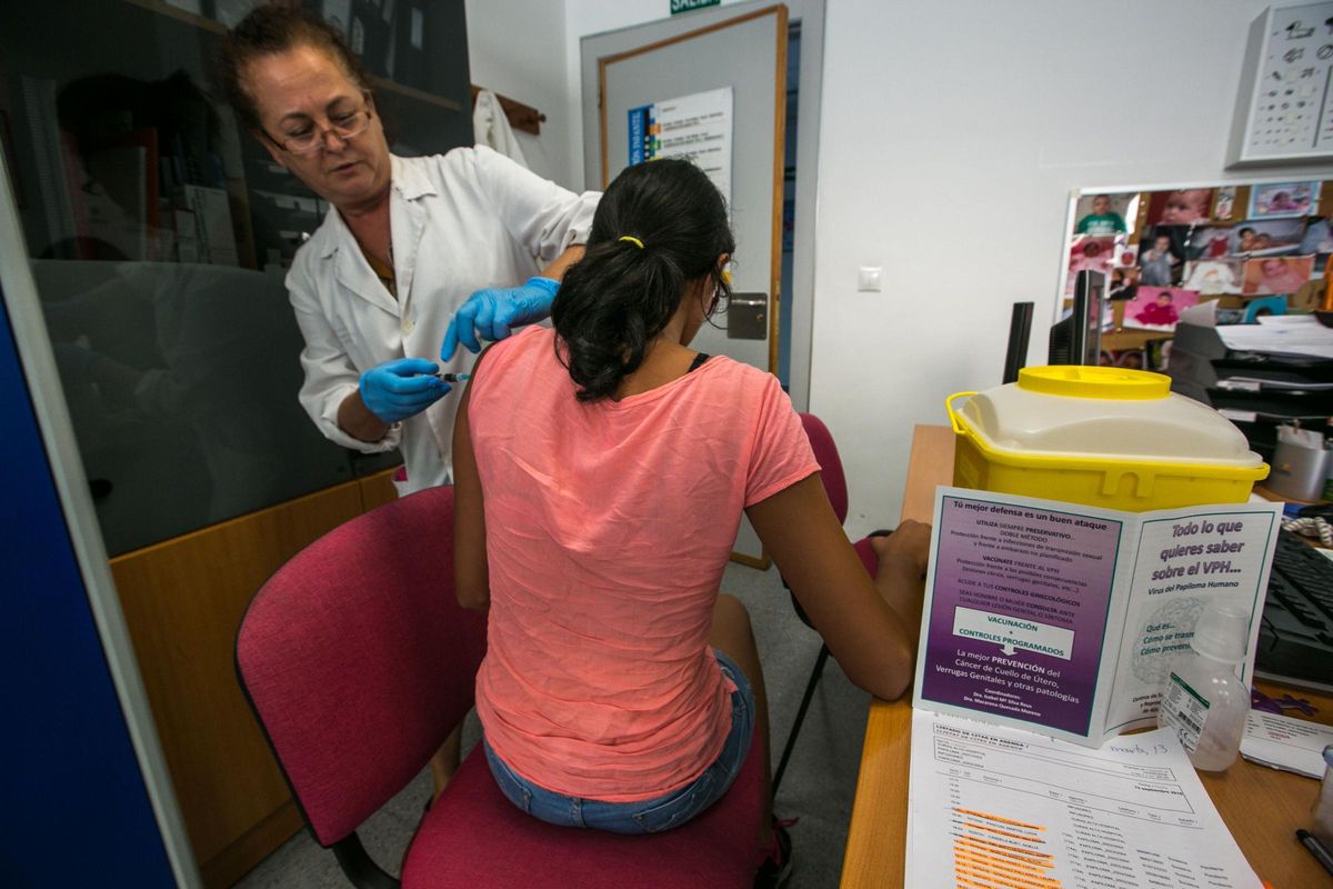 Vacuna contra el papiloma humano a una niña en una imagen de archivo