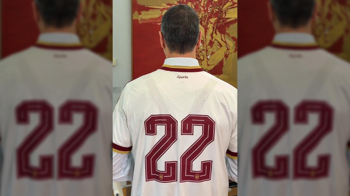 Pedro Sánchez, vestit amb la selecció nacional de futbol, presumeix dels 22 milions de cotitzants a la Seguretat Social