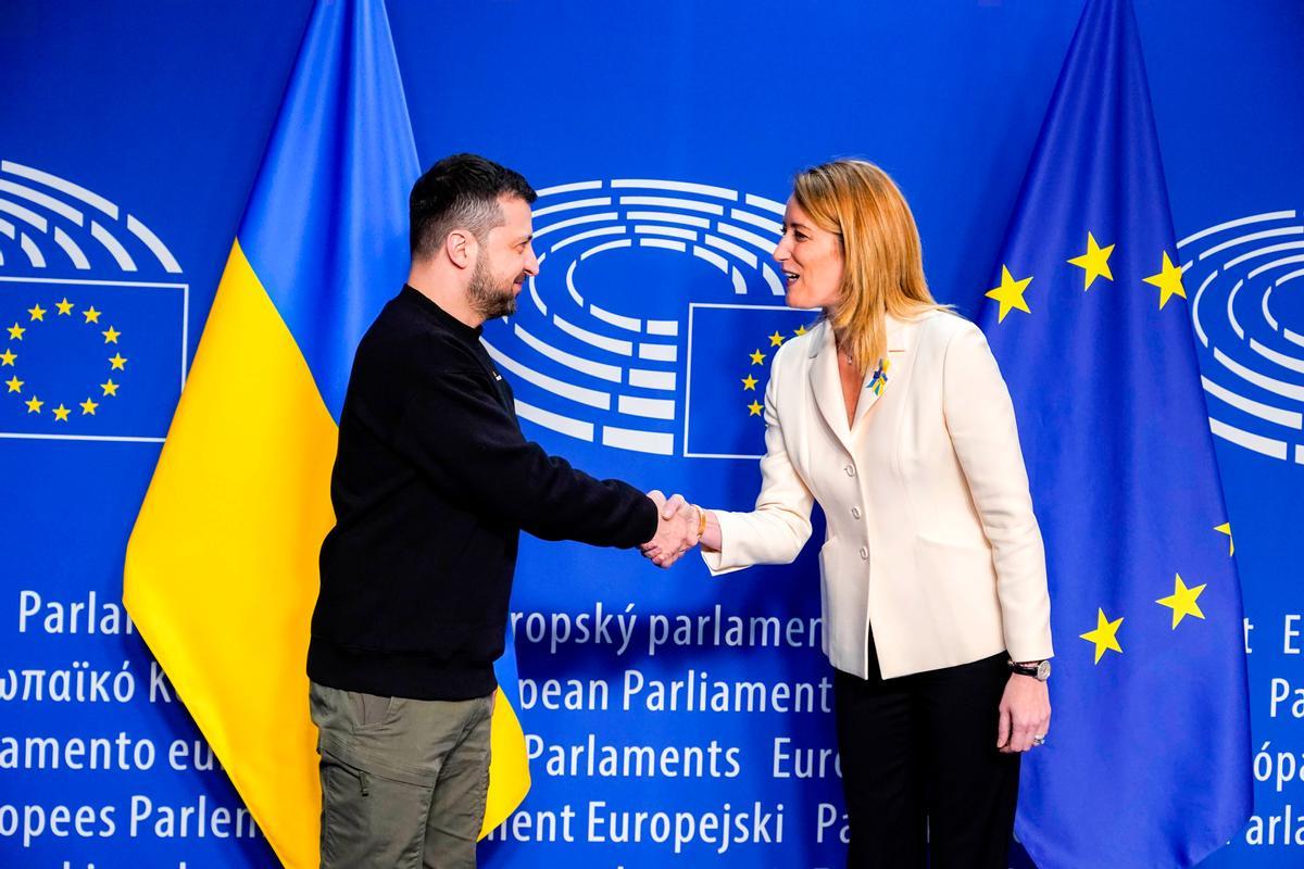 El president d'Ucraïna, Volodímir Zelenski, saluda la presidenta del Parlament Europeu, Roberta Metsola, en la seva primera visita a l'Eurocambra des de l'esclat de la guerra