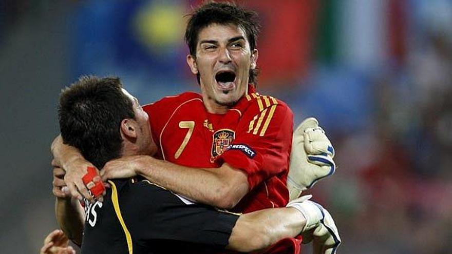 Villa se abraza a Casillas tras la eliminación de Italia.