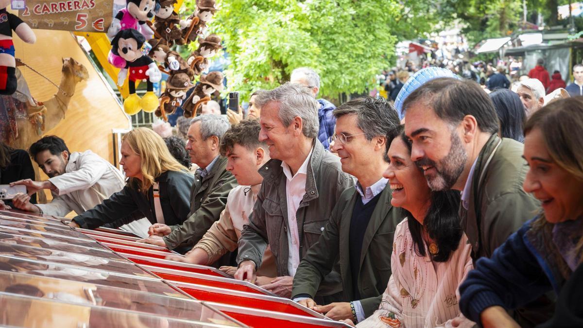 Rueda, acompañado de Borja Verea, Paula Prado y Alberto Pazos, en una de las casetas de la Ascensión.