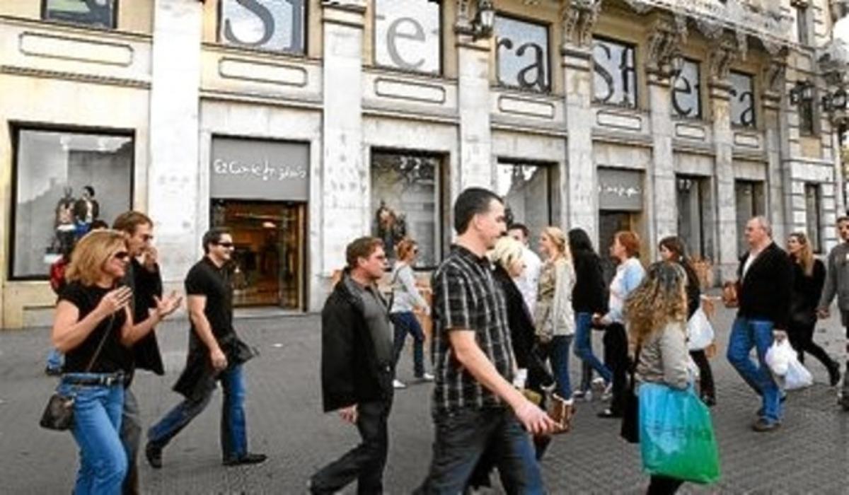 Nous cartells d’El Corte Inglés presideixen l’entrada del centre de plaça de Catalunya amb la Rambla. Nous cartells d’El Corte Inglés presideixen l’entrada del centre de plaça de Catalunya amb la Rambla.