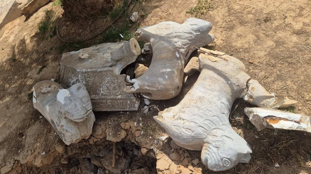 Detalle de los leones, que aún se podrían recuperar.