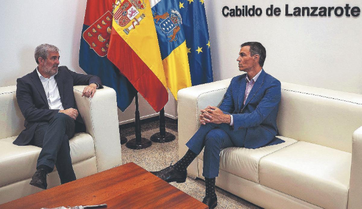 Imagen del encuentro que mantuvieron el pasado verano en Lanzarote Pedro Sánchez y Fernando Clavijo.