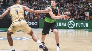 Joel Parra, en acción, controla el balón en el partido de Liga ante el Barça en el Olímpic.