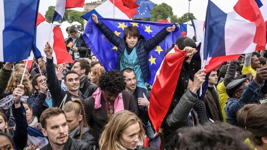 Los seguidores de Emmanuel Macron celebran la victoria