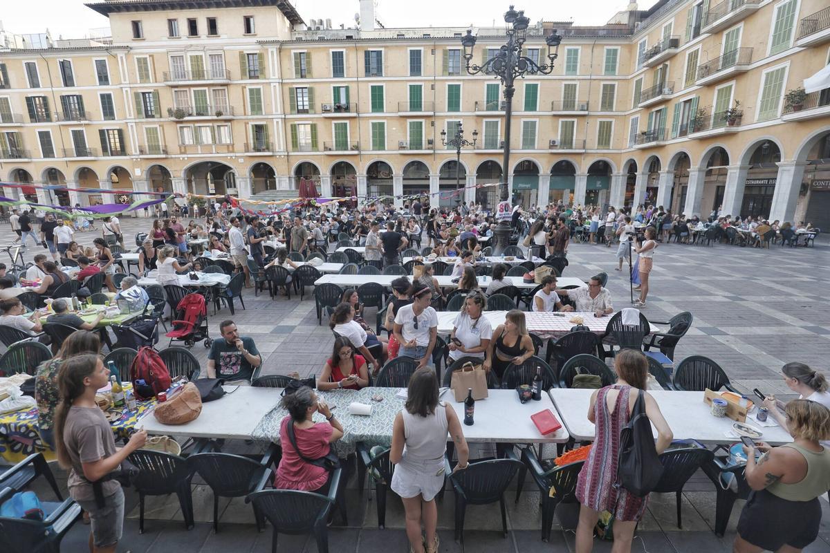 El penúltimo ‘sopar a la llesca’ del verano recupera la Plaza Major para los vecinos