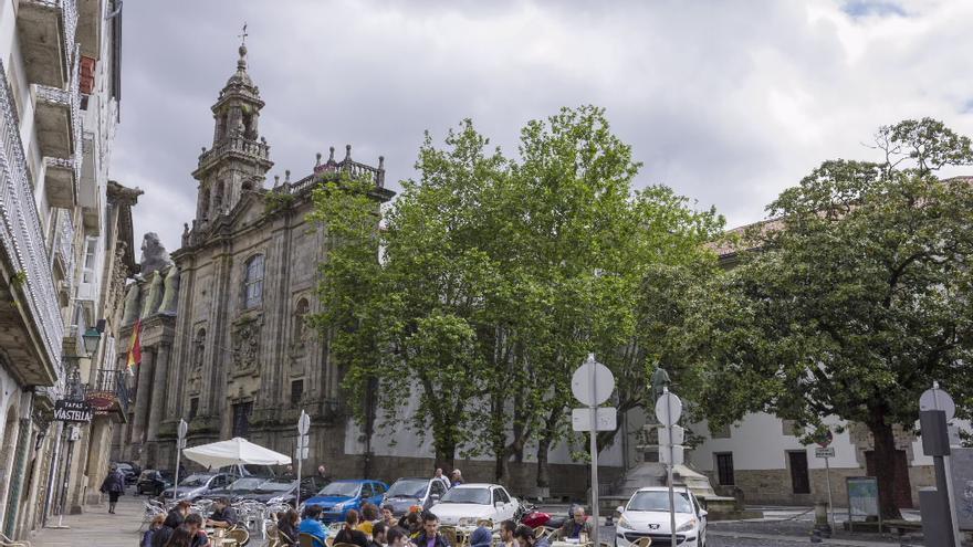 Igrexa da Universidade desde a Praza de Mazarelos