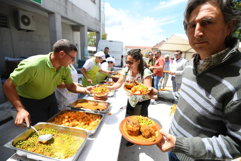 Fiestas gastronómicas en Galicia | A Lama hinca el diente a su famoso codillo