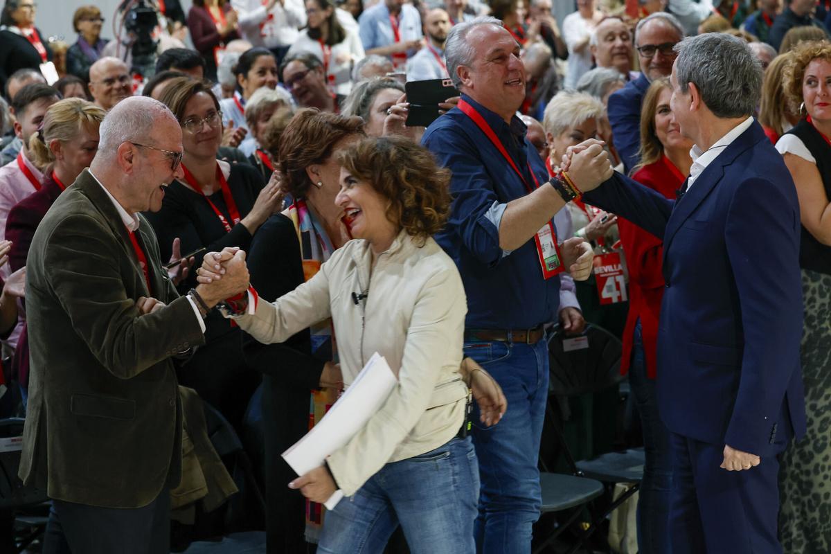 María Jesús Montero saluda al expresidente andaluz Manuel Chaves en presencia de José Luis Rodríguez Zapatero en el 41 Congreso Federal del PSOE reunido en Sevilla.