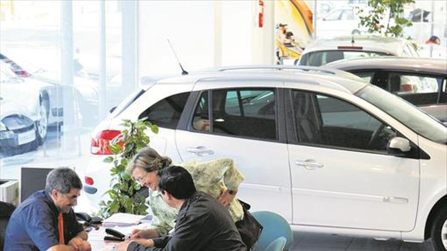 La venta de coches resiste en Castellón, pero solo por el fuerte tirón de las empresas