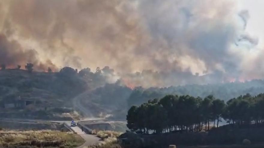 Dos incendios en Biota y Mequinenza obligan a confinar y a evacuar el camping Bella Vista junto al embalse