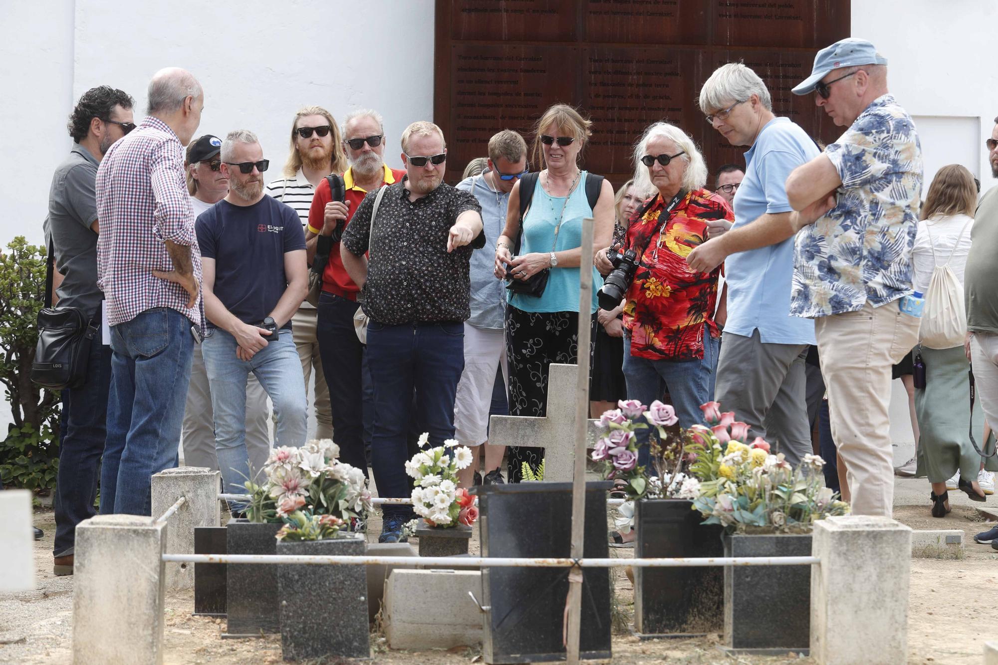 Un grupo de sindicalistas noruegos visitan las fosas de la Guerra Civil en Paterna