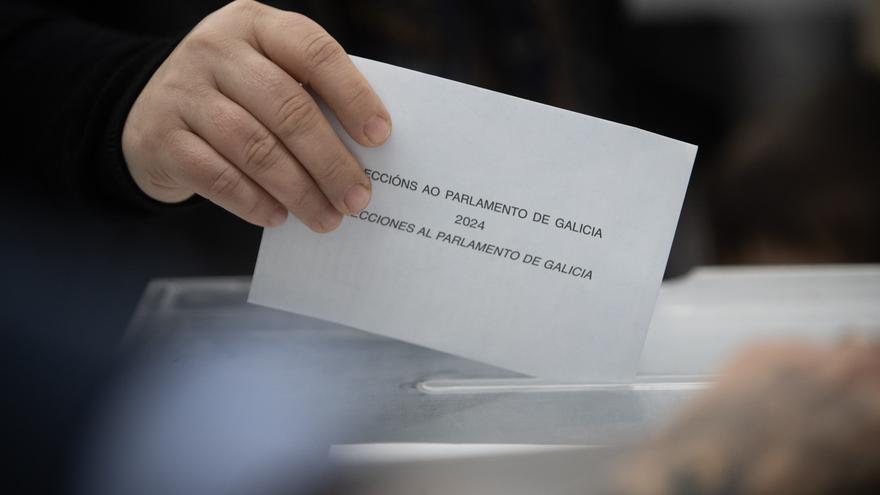 La participación en Galicia a las 12 cae casi dos puntos y medio respecto a 2020