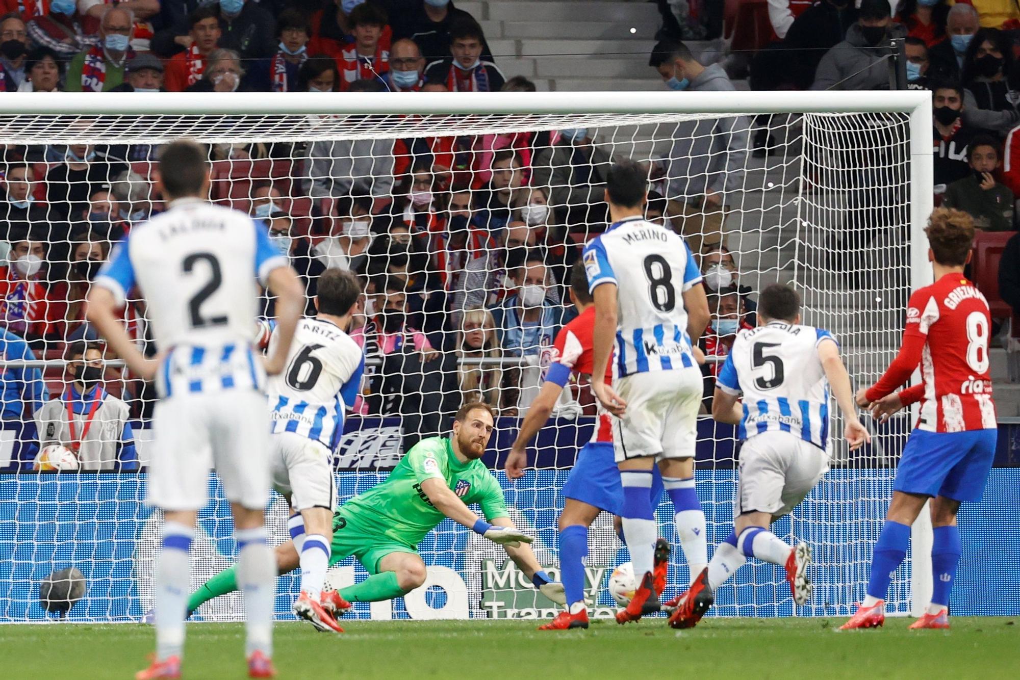Jan Oblack, portero del Atlético de Madrid, trata de detener el segundo gol de la Real Sociedad durante el partido de laLiga de este domingo.