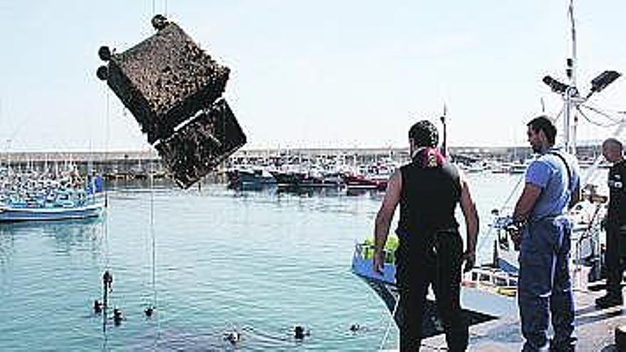 Cudillero extrae la basura del puerto