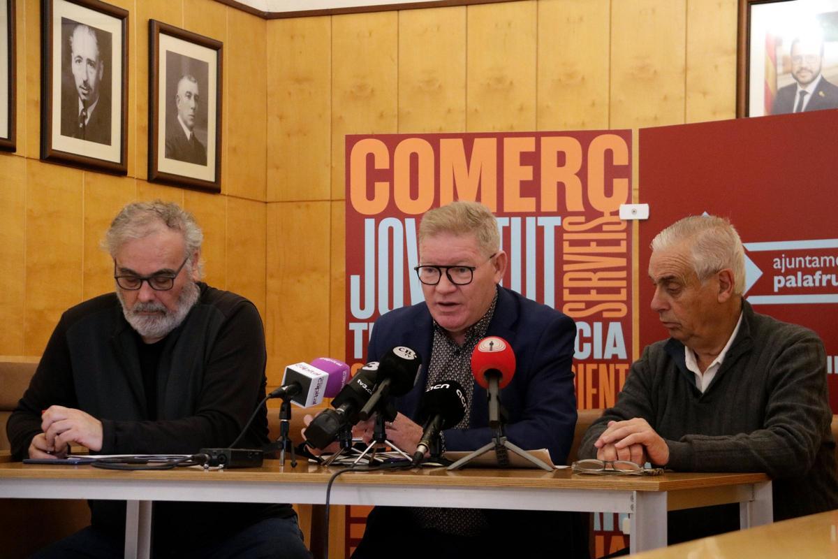 L'alcalde de Palafrugell, el primer tinent d'alcalde i el regidor d'Urbanisme durant una roda de premsa